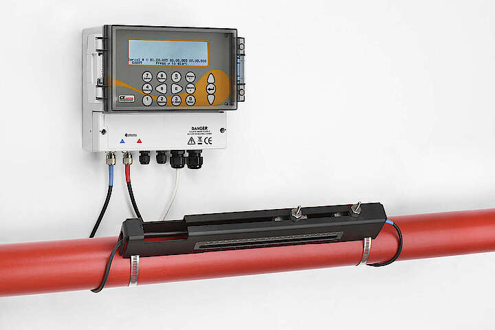 CLOU-3300,, Clamp-on Ultraschall-Durchflussmesser, Nennweiten DN 15 bis DN 2000, Kein Kontakt mit dem Medium, Mediumstemperatur bis 135 (200) °C, Volumenstrommessung gemäß ISO 50001, Analogausgang, Impuls- / Frequenzausgang, Datenlogger für 100 Mio Datenpunkte