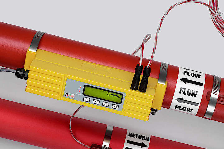 Clamp-on Ultraschall Energiemengenmesser Clamp-on Sensoren für Volumenstrom und Temperatur NEU: DN 25 bis DN 150, Geringer Montageaufwand, keine Prozessunterbrechung, Kein Kontakt mit dem Medium, Bidirektionale Messung ohne Druckverlust, Energiemengenmessung gemäß ISO 50001, Modbus-RTU-Schnittstelle