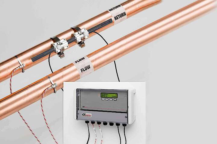 CLOU-2000E, Clamp-on Ultraschall Energiemengenmesser, Clamp-on Sensoren für Volumenstrom und Temperatur, Nennweiten DN 25 bis DN 200, Mediumstemperaturen bis 125 oC, Geringer Montageaufwand, keine Prozessunterbrechung, Kein Kontakt mit dem Medium, Bidirektionale Messung ohne Druckverlust, Energiemengenmessung gemäß ISO 50001, Analogausgang, Impuls-/ Frequenzausgang, Alarm, Modbus-RTU-Schnittstelle, M-Bus