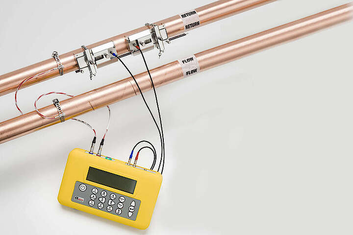 P-CLOU 3330/330E, Portables Clamp-on Durchfluss- und Energiemengenmessgerät, Sensoren für Rohrdurchmesser 13 - 2000 mm, Geeignet für viele Flüssigkeiten und Rohrmaterialien, Großer Messbereich 0,1 bis 20 m/s, bidirektionale Messung, Mediumstemperatur -20 bis +135 oC, optional bis 200 oC, Leistungsfähiges Kreuz-Korrelationsmessverfahren, Integrierter Datenlogger (100 Mio. Messwerte), Magnetschienenbefestigung für Ultraschallsensoren